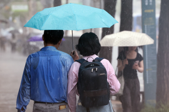 전국 곳곳 비가 내린 16일 서울 서대문구에서 상의가 비에 젖은 시민이 우산을 쓰고 이동하고 있다. 연합뉴스
